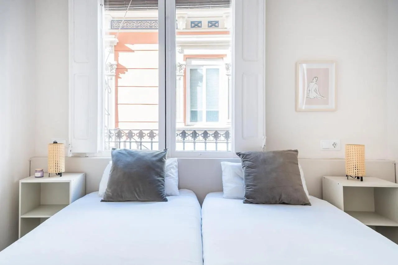 Light, Cozy Terrace And Local Life In Gracia Apartamento Barcelona