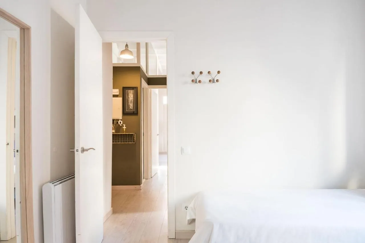 Light, Cozy Terrace And Local Life In Gracia Apartamento Barcelona
